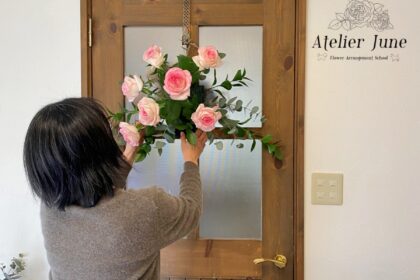 イギリススタイルフラワーアレンジメント、フラワーアレンジメント資格、花のある暮らし、壁アレンジ、クレッセント、フラワーアレンジメント教室レッスン風景、