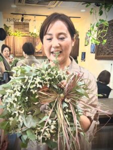 保護犬チャリティーイベントレッスン、ドライフラワーになるフレッシュグリーンリース