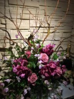 活け込み、店舗会場装花、バンダカフェレッド、バラのアヴェニール、リキュウソウ、
