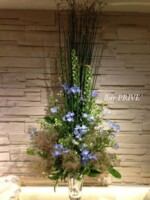 トクサ、スプレーデルフィニウム、スモークツリー活け込み、店舗花装花、装花、