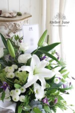 お供えアレンジ、ユリのシベリア、クレマチス、スプレーマムのフェリーポン