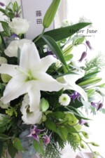 お供えアレンジ、ユリのシベリア、クレマチス、スプレーマムのフェリーポン