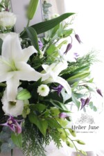 お供えアレンジ、ユリのシベリア、クレマチス、スプレーマムのフェリーポン