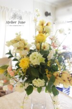 会場装花、活け込み、シンビジュームのムーンビーナス、バラのカタリナ、スイトピーのステラ、トルコキキョウのボヤージュグリーン