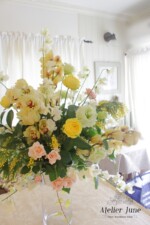 会場装花、活け込み、シンビジュームのムーンビーナス、バラのカタリナ、スイトピーのステラ、トルコキキョウのボヤージュグリーン
