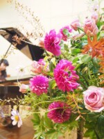 ダリアとバラとコスモスのスタンドアレンジ スタンド花