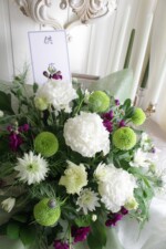 お供えのお花八重のトルコキキョウとピンポンマム